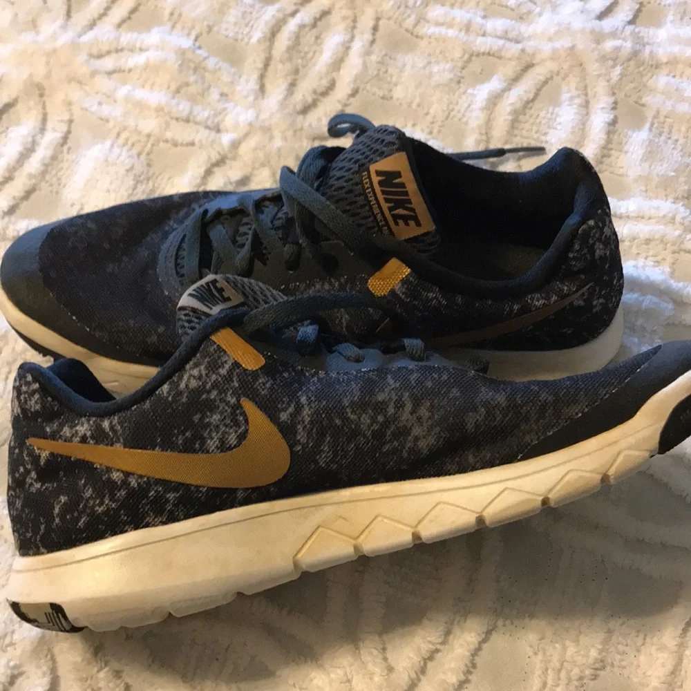 Nike Tennis shoes - Picture 6 of 6